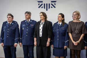 Policjanci w mundurach i zaproszeni goście.