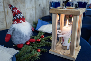 Na stole stoi świeczka - Betlejemskie Światło Pokoju.