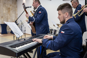 Policyjna orkiestra w trakcie występu.