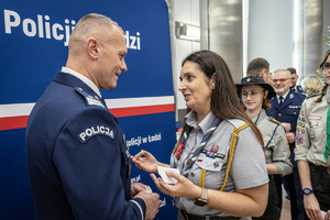 Policjanci i zaproszeni goście składają życzenia.