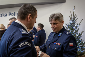 Policjanci i zaproszeni goście składają życzenia.