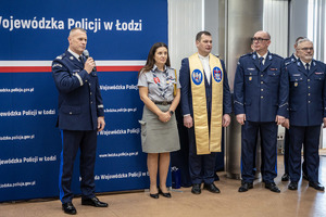 Przemawia Komendant w mundurze, obok zaproszeni goście.