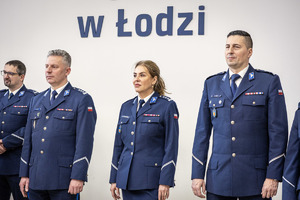 Policjanci w mundurach i zaproszeni goście.