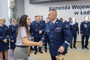 Policjanci w mundurach i zaproszeni goście.
