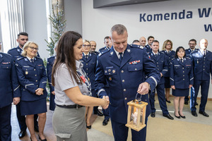 Komendant od harcerki otrzymuje Betlejemskie światło pokoju.