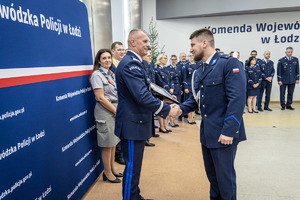 Policjanci w mundurach i zaproszeni goście.