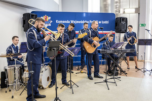 Policyjna orkiestra w trakcie występu.