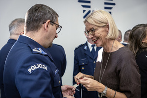 Policjanci i zaproszeni goście składają życzenia.