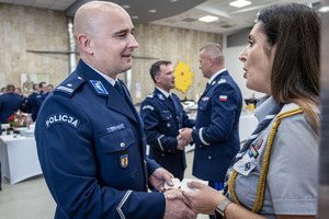 Policjanci i zaproszeni goście składają życzenia.