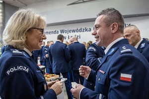 Policjanci i zaproszeni goście składają życzenia.
