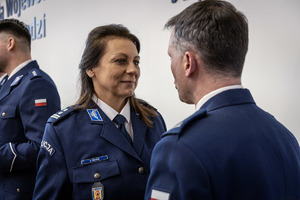 Policjanci i zaproszeni goście składają życzenia.