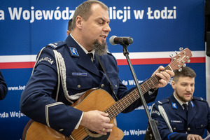 Policyjna orkiestra w trakcie występu.