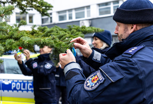 Policjanci wieszają odblaski.