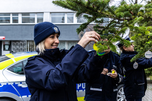 Na policyjnej choince zostały zawieszone odblaski.