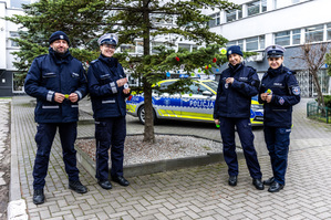 Policjanci przy choince.