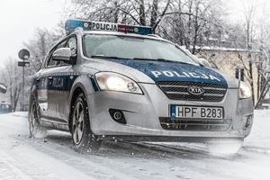 radiowóz  w śnieżnej scenerii.