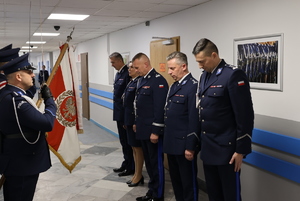 Komendanci przed sztandarem.