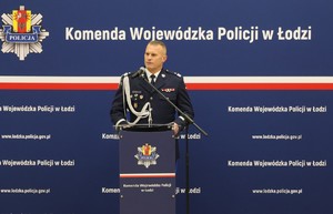 Komendant w trakcie przemowy.