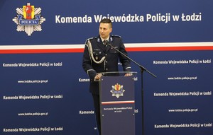 Komendant w trakcie przemowy.