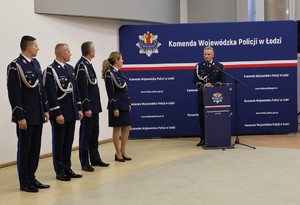 Komendant w trakcie przemowy.