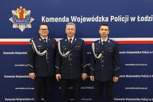 Policjanci pozują do zdjęcia.