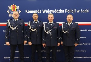 Policjanci pozują do zdjęcia.