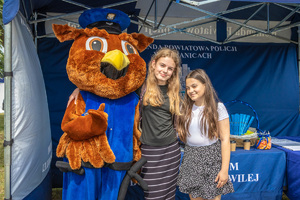 Pluszowa duża maskotka i dwie dziewczynki.