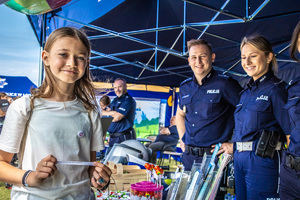 Dwie policjantki pod namiotem i dziewczynka.