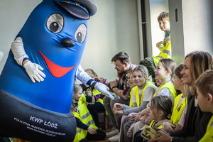 Pluszowa maskotka , obok dzieci.