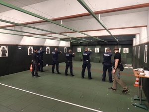 Policjanci podczas strzelania na strzelnicy.