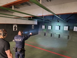 Policjant celuje do tarczy.