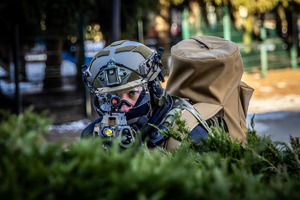Policjant z wycelowaną bronią.