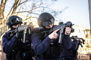 Policjanci zabezpieczają teren.