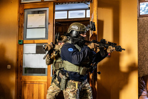 Policyjni kontrterroryści.