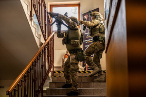 Kontrterroryści na klatce schodowej.