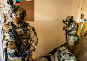 Policjanci Samodzielnego Pododdziału Kontrterrorystycznego Policji zabezpieczają poszkodowaną.