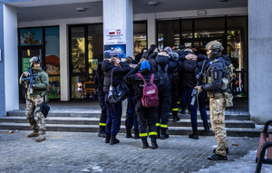 Policjanci zabezpieczają zakładników.