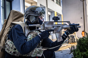 Kontrterrorysta z długa bronią.