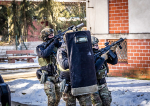 Policjanci z tarczą i bronią.