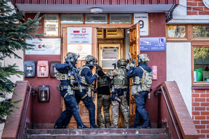 Kontrterroryści wchodzą do liceum.