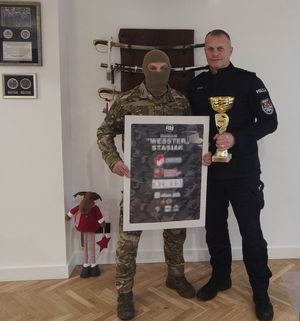 Komendant z zawodnikiem.