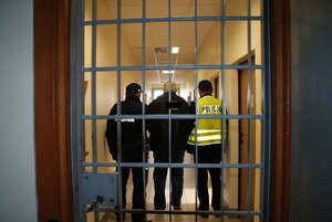 policjanci z zatrzymanym