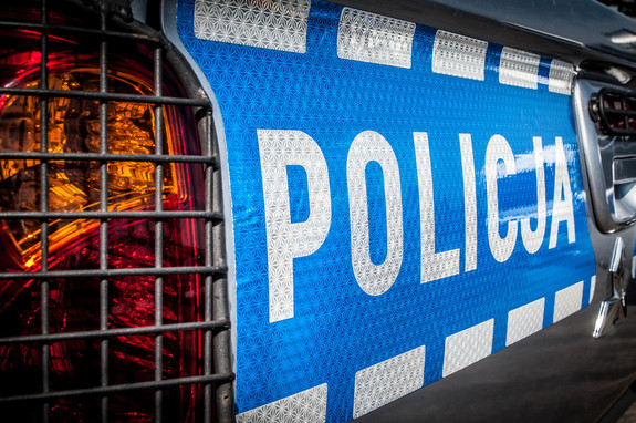 tył radiowozu z napisem policja.