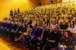 Goście na trybunach.