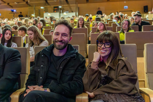 Goście na trybunach.