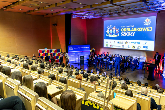 Goście na trybunach.