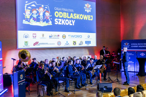 Orkiestra na scenie.