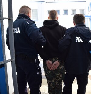 policjanci z zatrzymanym