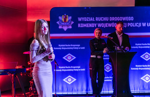 Piosenkarka na scenie.