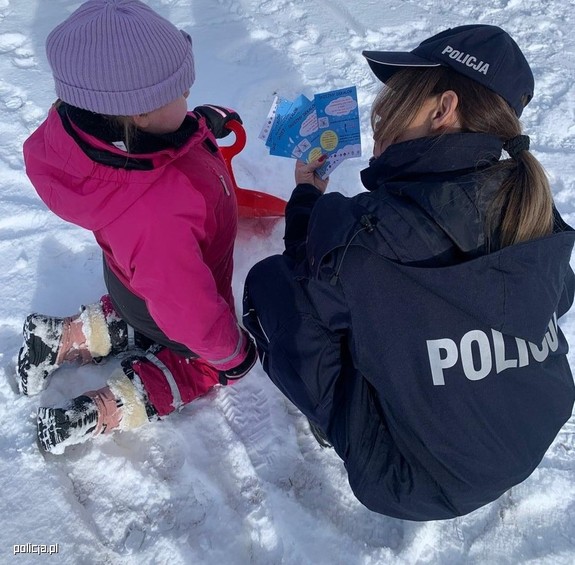Policjantka rozmawia z dzieckiem.
